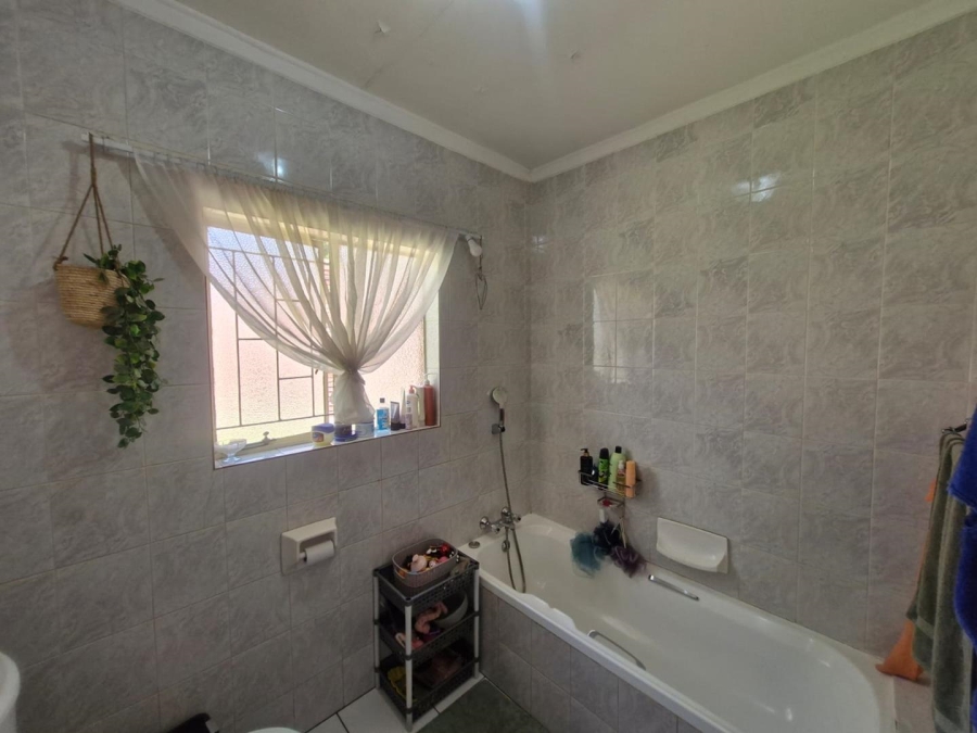 3 Bedroom Property for Sale in Rhodesdene Northern Cape